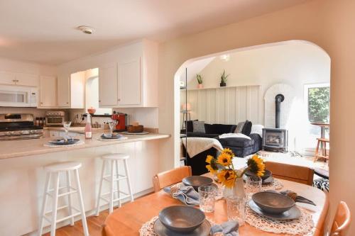 Bright & Open Central A C Dog Friendly in Barnstable, United States