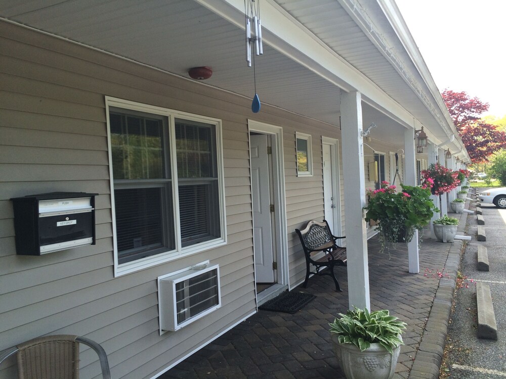 Westhampton Seabreeze Motel - photo 25