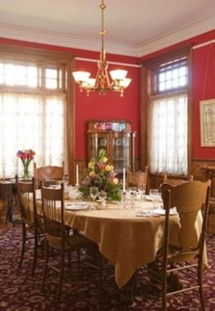 The Carriage House Inn Bed & Breakfast - photo 32