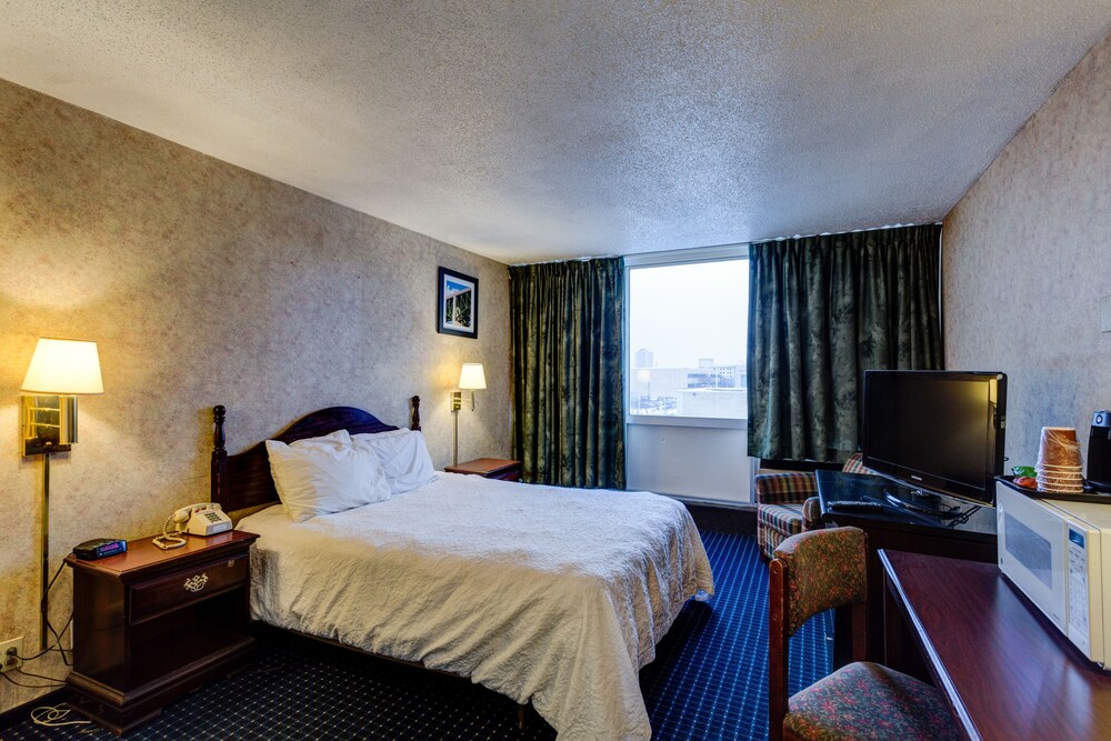 University Hotel & Suites - photo 19