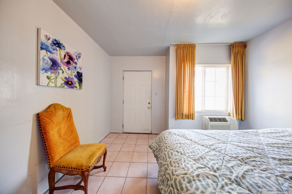 Pavilions Motel - photo 18