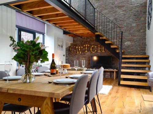 Maes Merlin - carbon neutral hotel in Llanddeusant