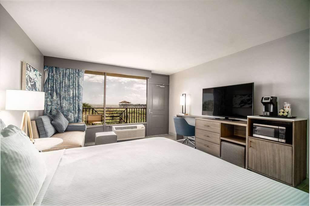 La Quinta Inn & Suites by Wyndham Cocoa Beach Oceanfront - photo 21