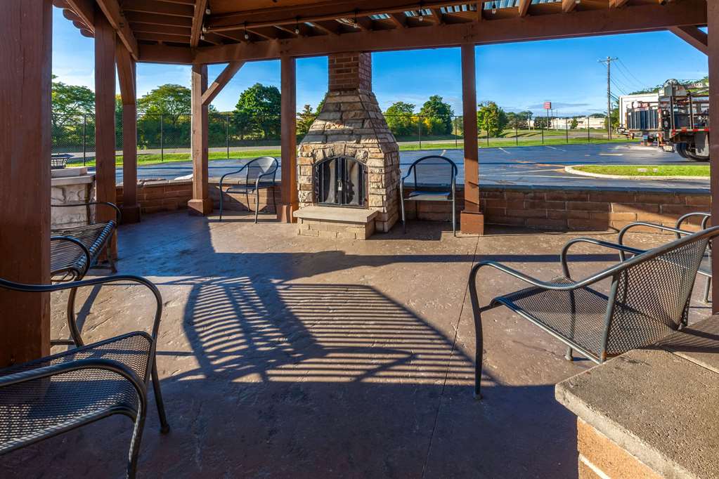 Super 8 by Wyndham Roseville Detroit Area - photo 41
