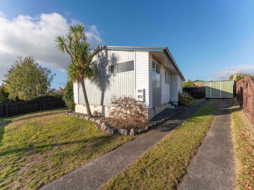 The Bay Breeze Retreat Two Mile Bay Stay in Taupo, New Zealand