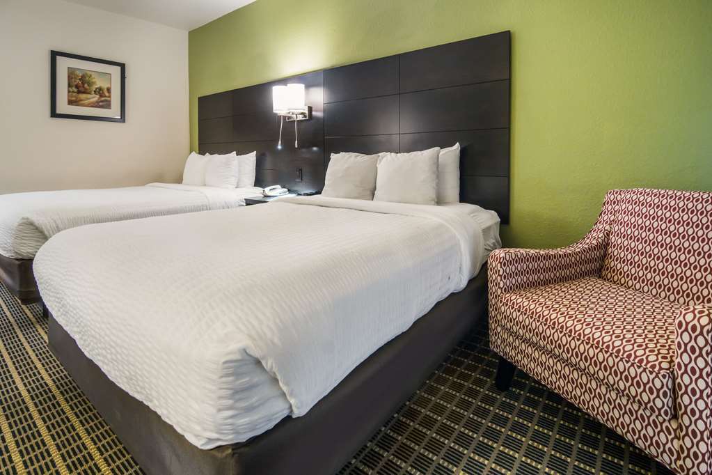 Clarion Inn & Suites Weatherford South - photo 12