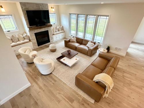 New Farmhouse King Beds Game Room Hot Tub & View — 4-Star Luxury Hotel in Montgomery, United States