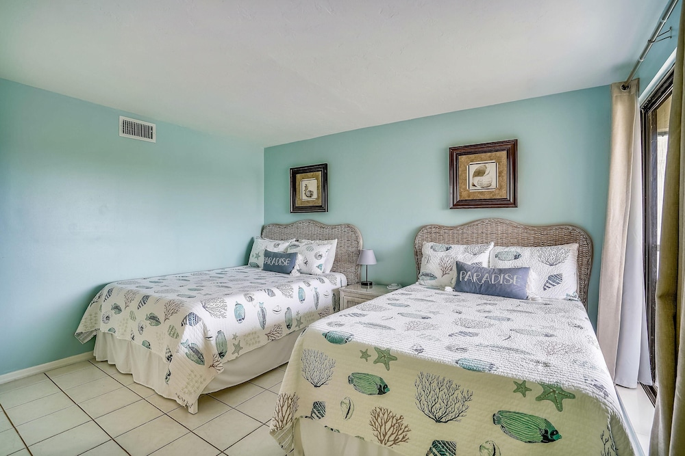 Arie Dam 304 — Saint Pete Beach — photo 2