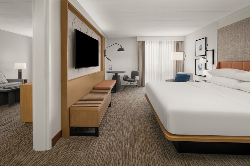 Sheraton Milwaukee Brookfield Hotel - photo 8