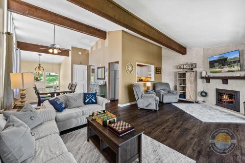New Lake Como Condo with Lake Views — 4-Star Luxury Hotel in Lake Geneva, United States