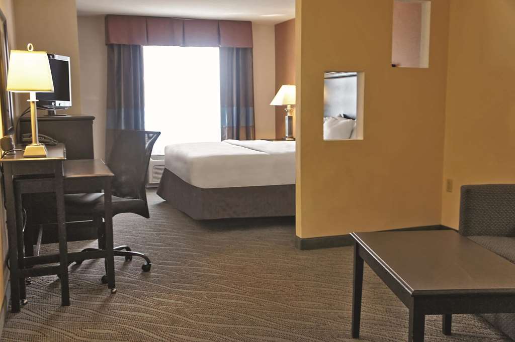 La Quinta Inn & Suites by Wyndham Edmond - photo 20