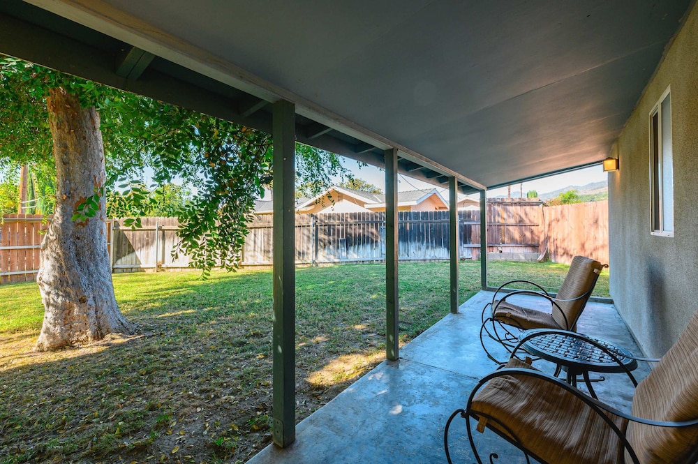 Charming Escape With Stylish Decor Outdoor Space — hotel in Glendora