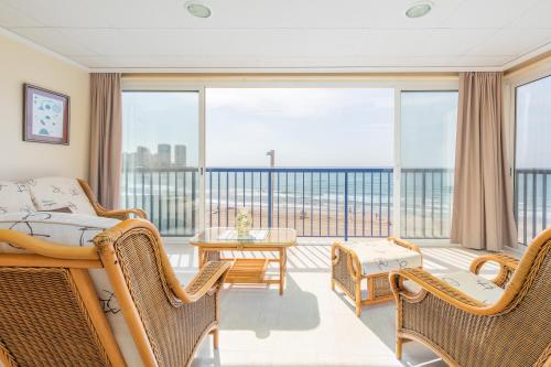ApartUP Acapulco Beachfront Views — 4-Star Luxury Hotel in Oropesa Del Mar, Spain