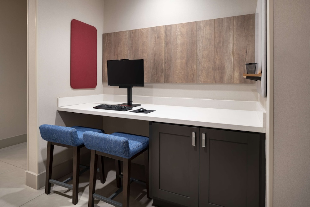 Hilton Garden Inn Visalia - photo 35