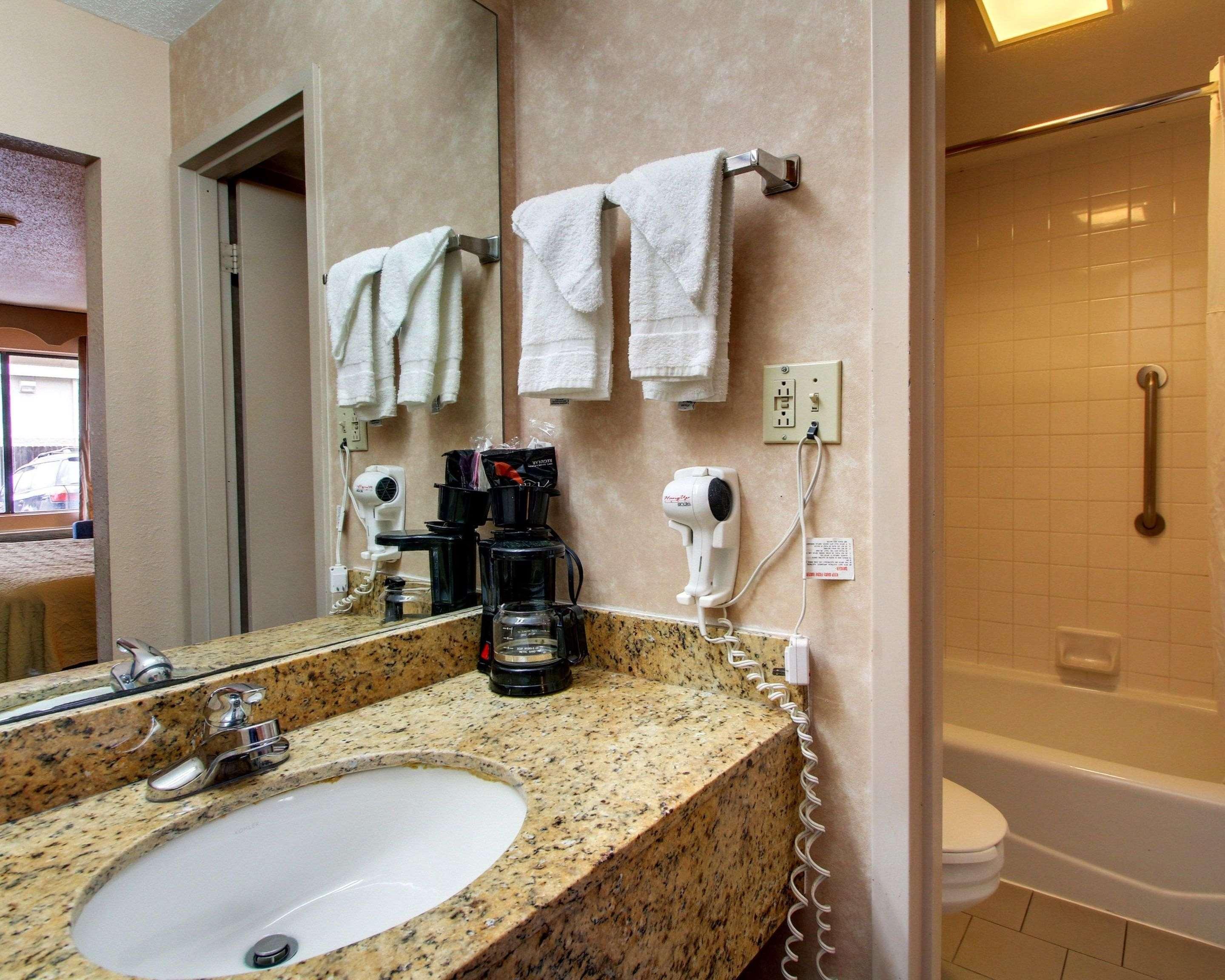 Rodeway Inn North - photo 22