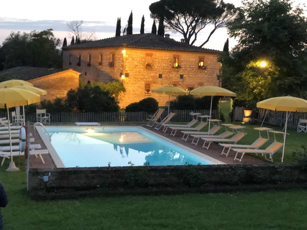 Agriturismo San Fabiano — 5-Star Luxury Hotel in Monteroni D'arbia, Italy