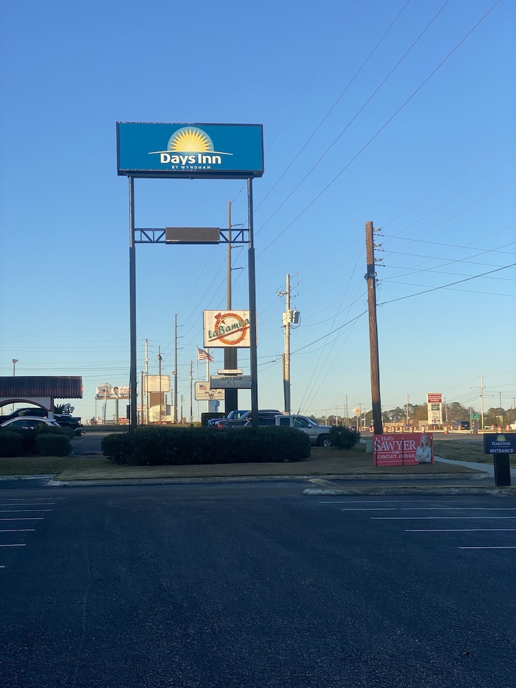 Executive Inn & Suites - photo 12