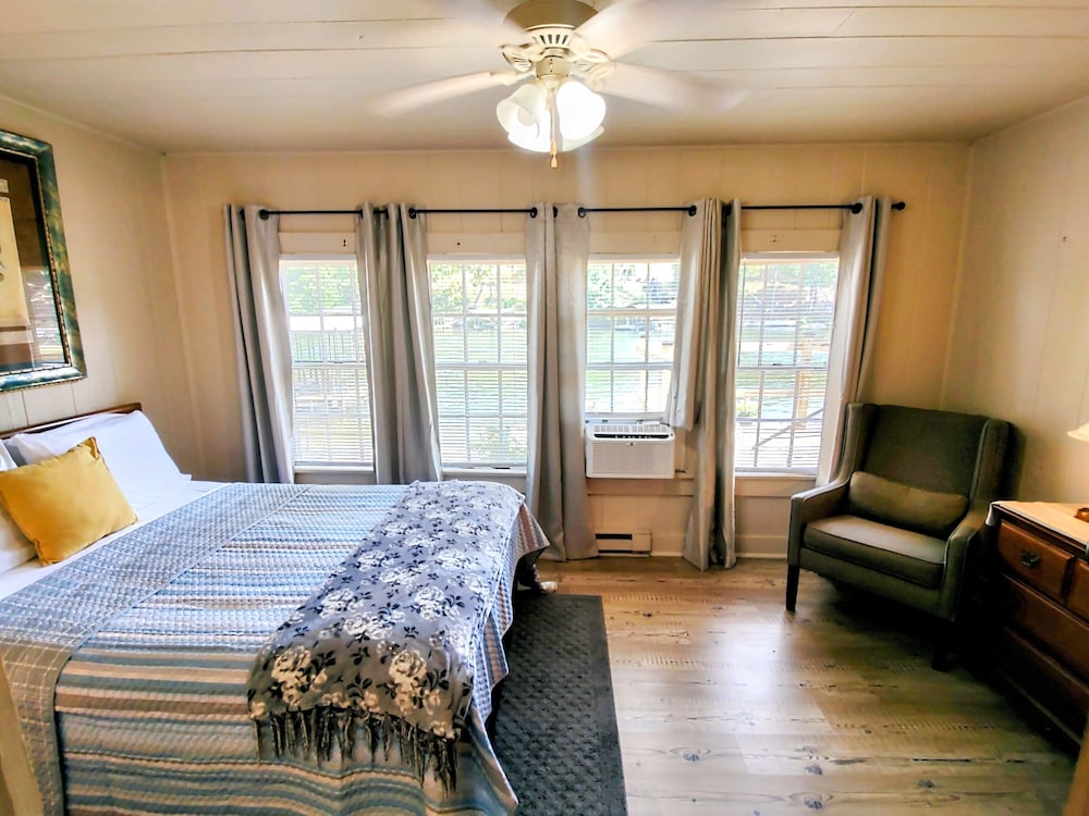 Edgewater Resort Cottage #1 - photo 5