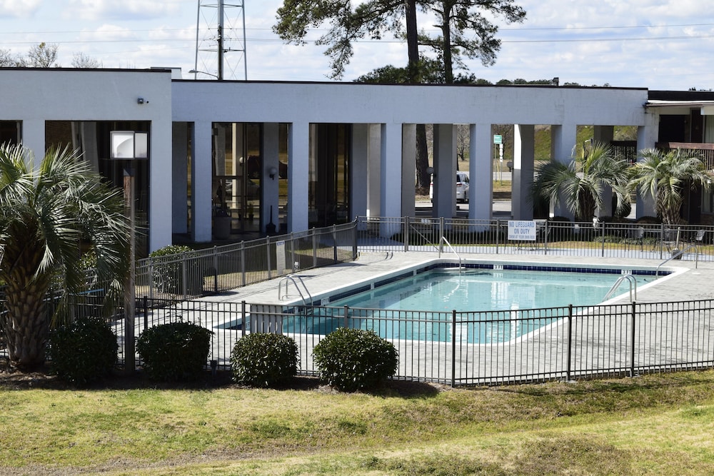 Landmark Inn Hartsville - photo 31
