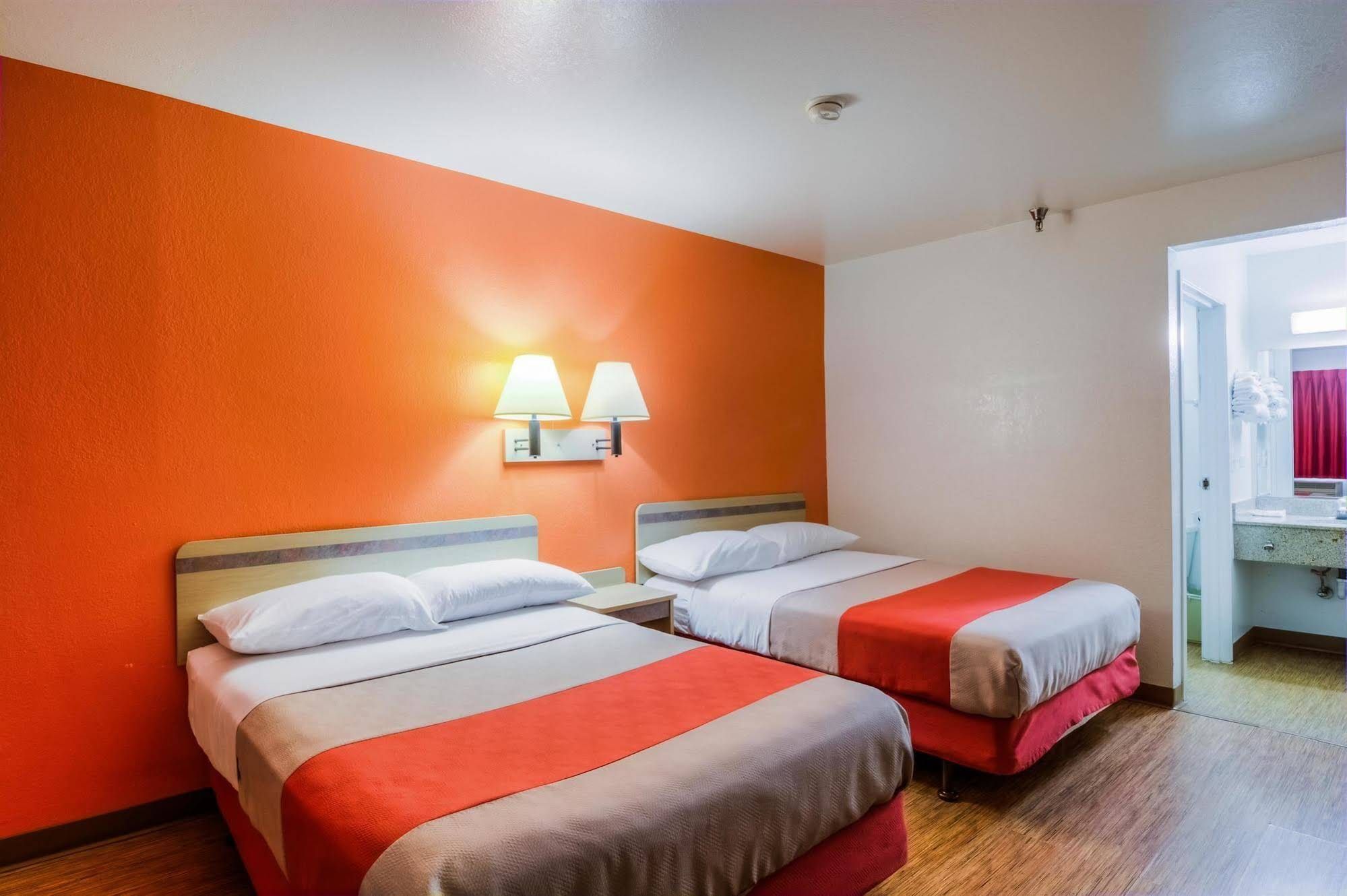 Motel 6 Chicago Elk Grove - photo 17