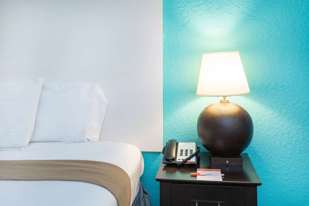 Howard Johnson by Wyndham Houston Hobby Airport - photo 20
