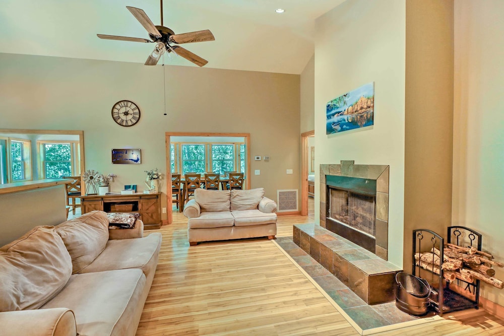 Lakefront Family Escape w Fire Pit & 2 Decks — hotel in Heber Springs