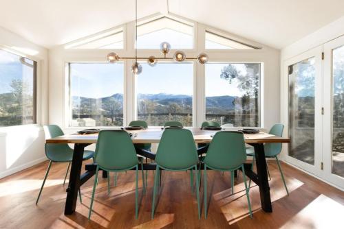 Luxury Mountain Getaway With A Hot Tub And Deck in Midland, United States