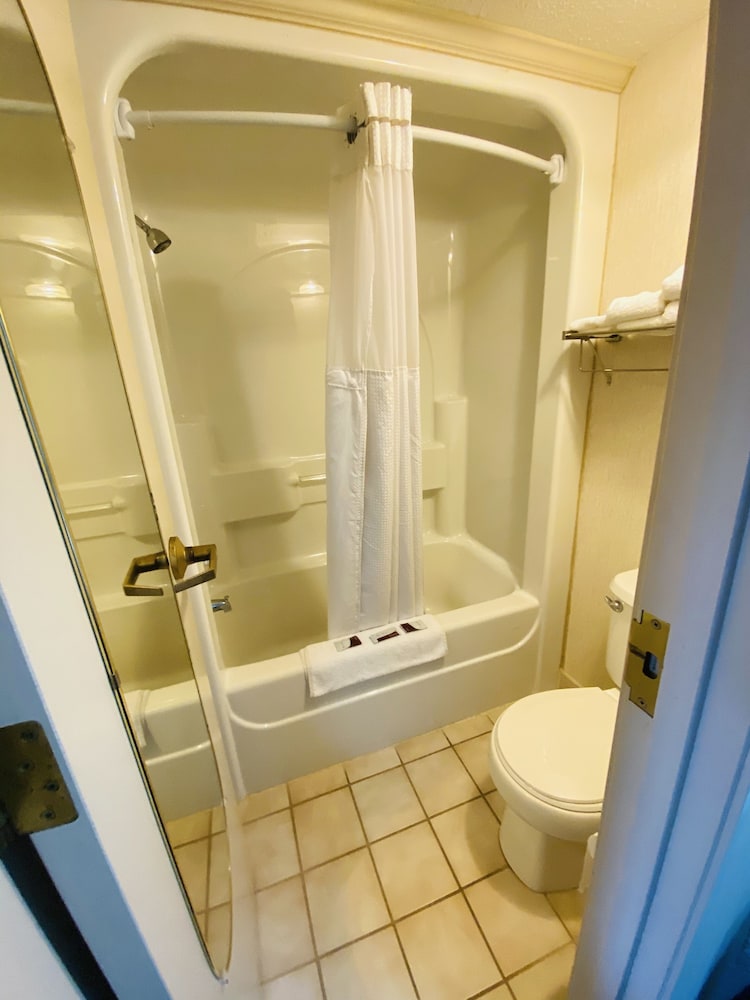 Harrisonville Inn & Suites - photo 13