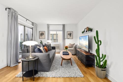 Double King Suite with Patio Dining and Parking NRP21 00386 — 4-Star Luxury Hotel in Long Beach, United States