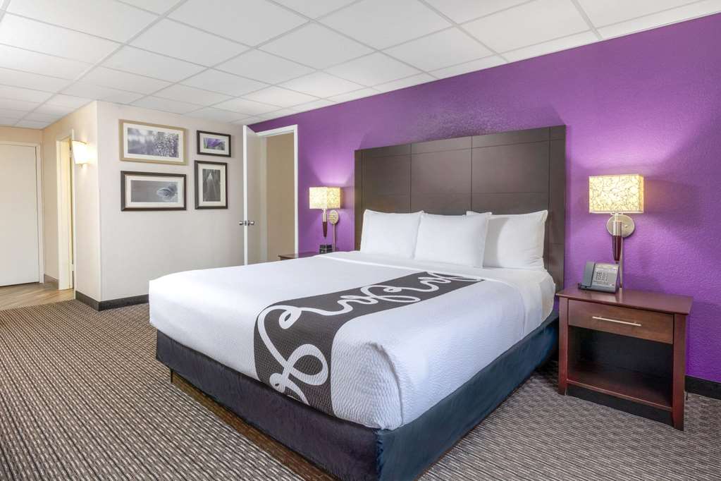 La Quinta Inn & Suites by Wyndham Clifton Rutherford - photo 24