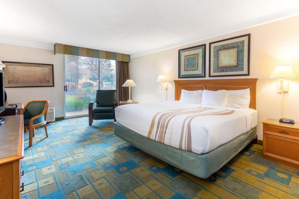 La Quinta Inn & Suites by Wyndham Redding - photo 21