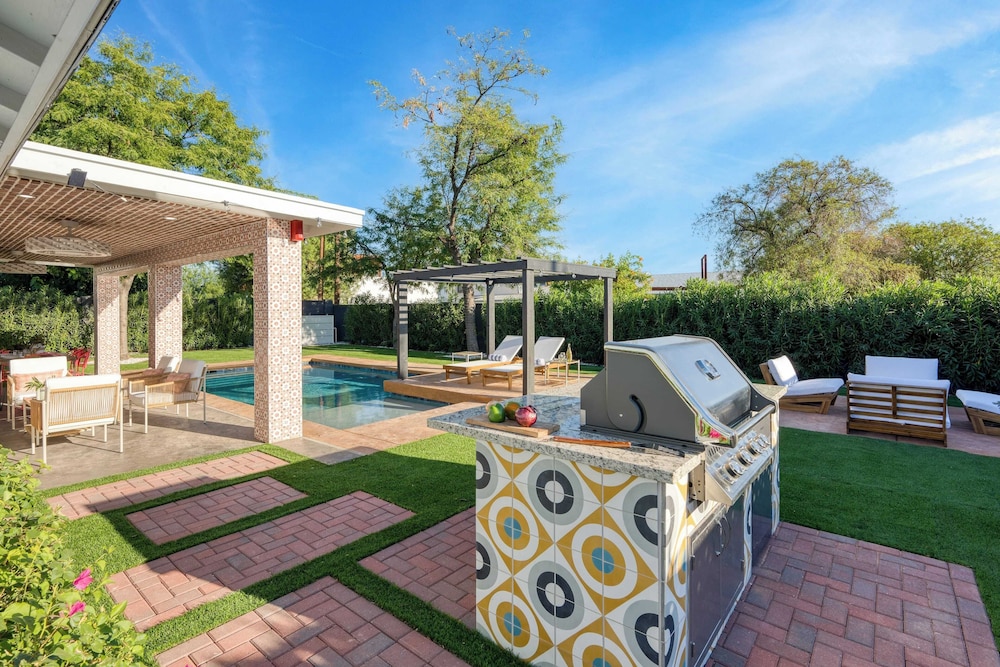 Element by AvantStay Pool Firepit Game Room - photo 32
