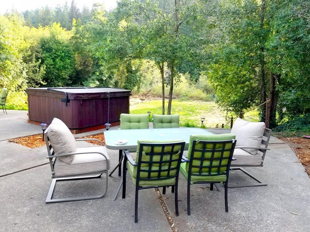 Reflections Seasonal Dock & Kayaks Hot Tub Fire Table BBQ HUGE yard Horseshoes Dog Friendly - photo 9