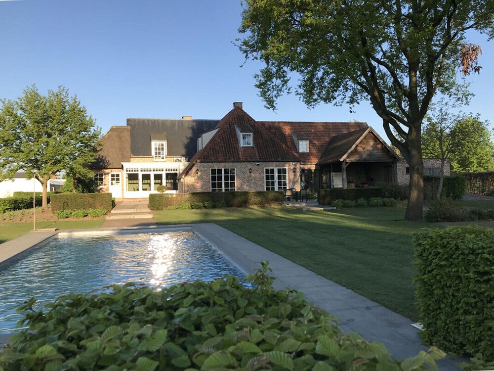 Beautiful Holiday Home in Vlaanderen With Shared Pool — 4-Star Luxury Hotel in Balen, Belgium
