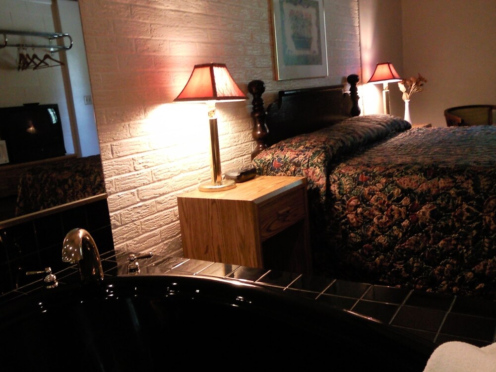 Colonial Inn Motel - photo 13