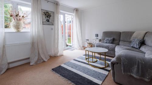 Spacious 4 Bedroom House in Aylesbury Ideal for Contractors Professionals or Larger Families — 4-Star Luxury Hotel in Aylesbury, United Kingdom