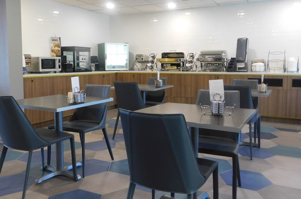Microtel Inn & Suites by Wyndham Wheeling at Highlands - photo 22