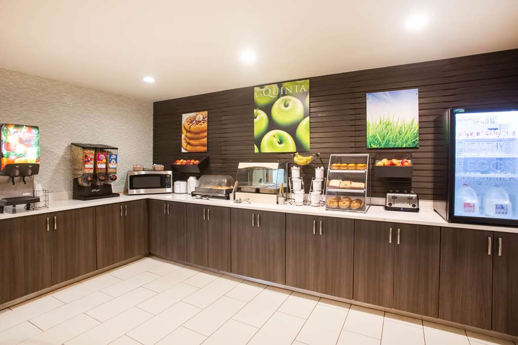 La Quinta Inn & Suites by Wyndham Pontoon Beach - photo 9