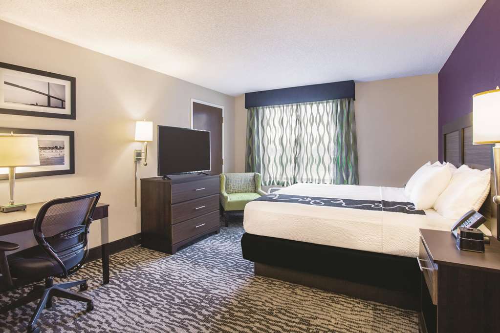 La Quinta Inn & Suites by Wyndham Clearwater South - photo 14