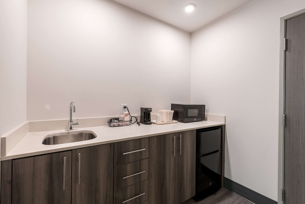 Comfort Suites Colorado Springs East Medical Center Area - photo 12