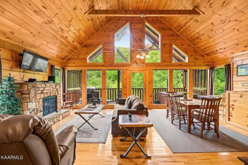 Cubby Bear Smoky Mountain Cabin Summer Specials — 4-Star Luxury Hotel in Sevierville, United States