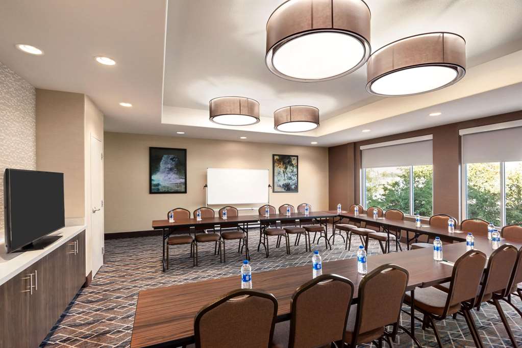 La Quinta Inn & Suites by Wyndham Clovis CA - photo 15
