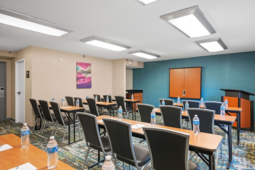 Hampton Inn Cleveland Westlake - photo 32
