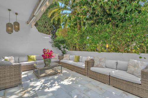 Marbella Real Stylish 2 Bedroom Apartment by Finest Rentals — 4-Star Luxury Hotel in Marbella, Spain
