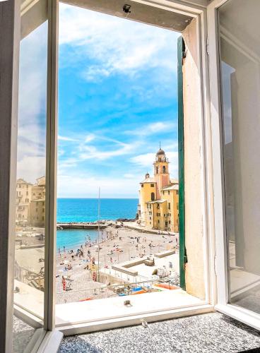 Sulla spiaggia On the beach — 4-Star Luxury Hotel in Camogli, Italy
