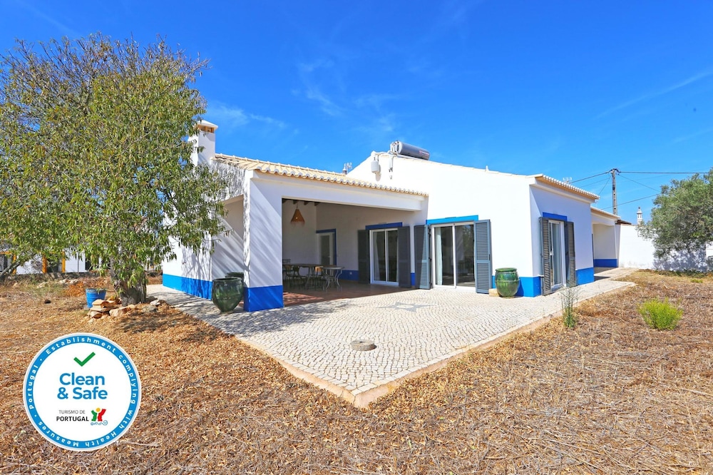 D13 Eiras Velhas Holiday House in Almádena — 4-Star Luxury Hotel in Lagos, Portugal