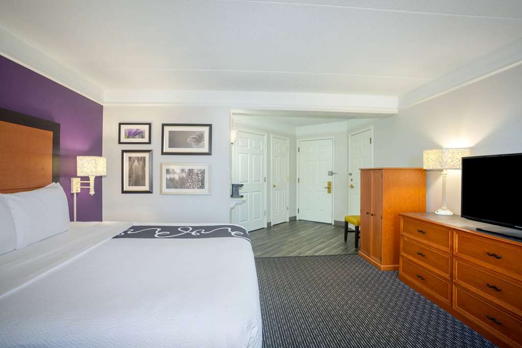 La Quinta Inn & Suites by Wyndham St. Louis Westport - photo 24