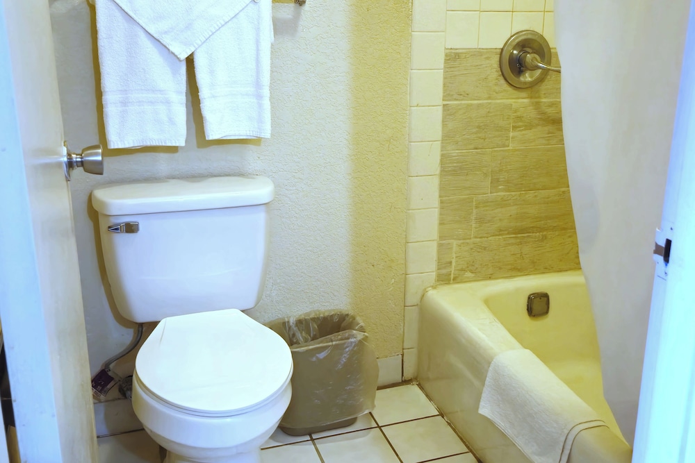 River Valley Inn & Suites - photo 8