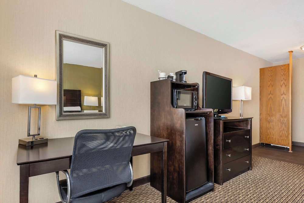 Hotel Watertown - photo 8