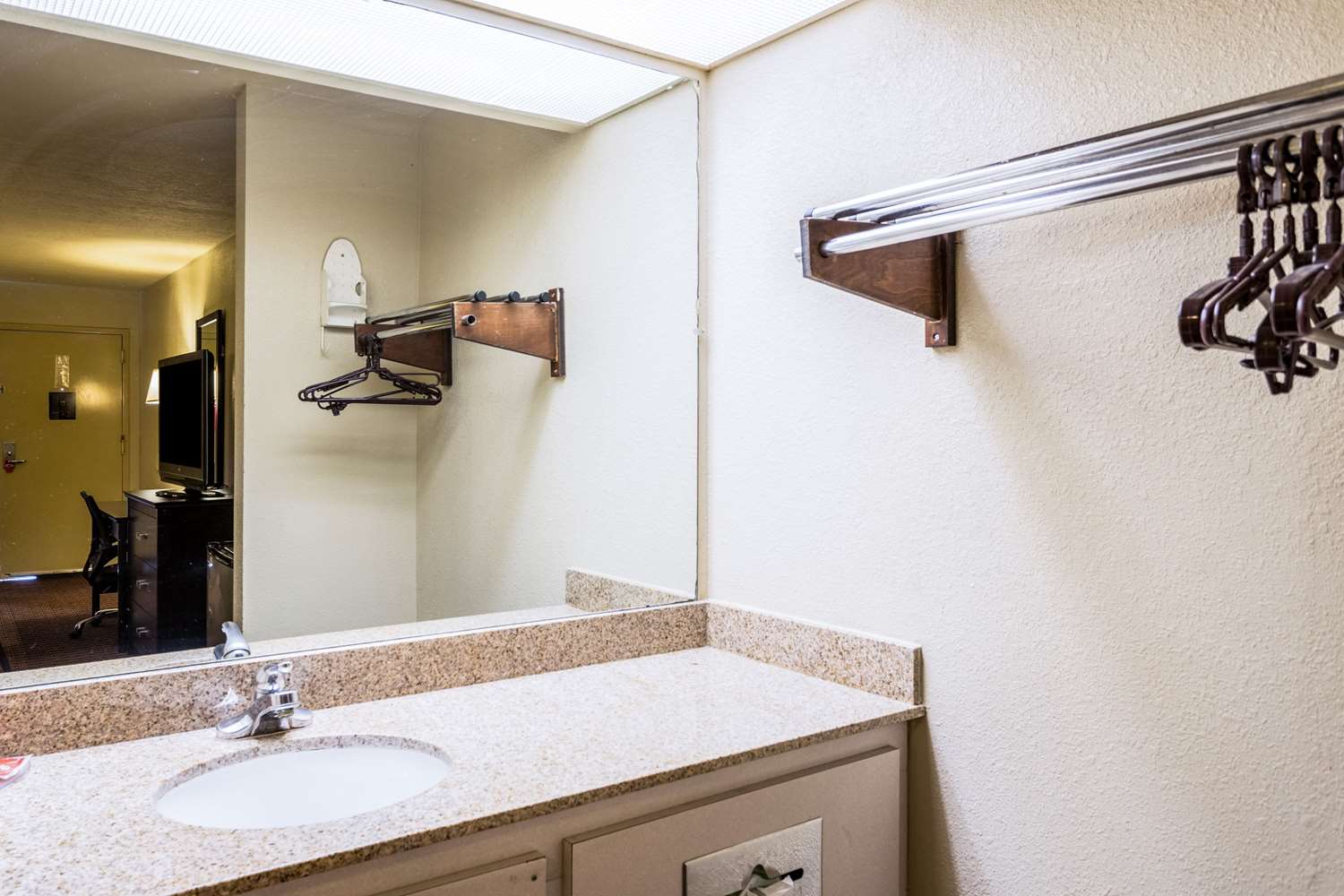 Econo Lodge Homewood Birmingham - photo 32